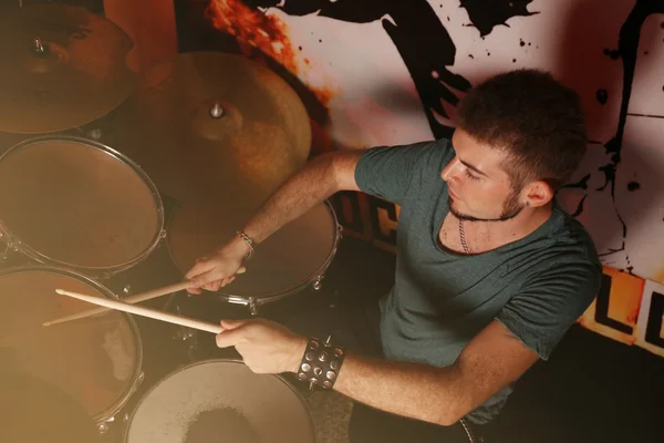 Baterista tocando la batería —  Fotos de Stock