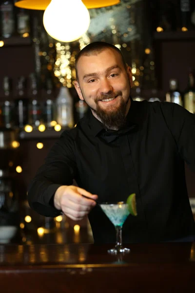 Barkeeper macht Cocktail — Stockfoto