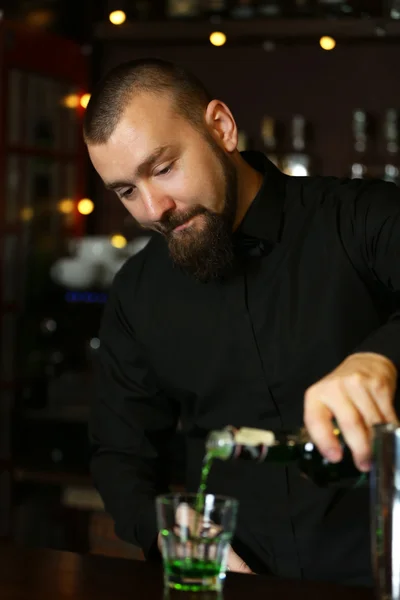 Bartender is pouring liquor — Stock Photo, Image