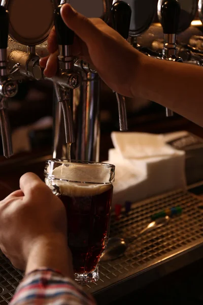 Il barista sta versando birra — Foto Stock