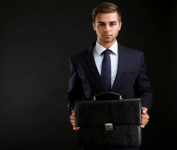 Uomo elegante in completo con valigetta — Foto Stock