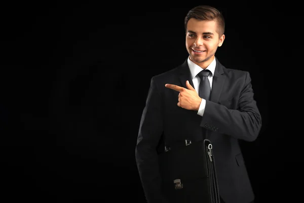 Uomo elegante in completo con valigetta — Foto Stock