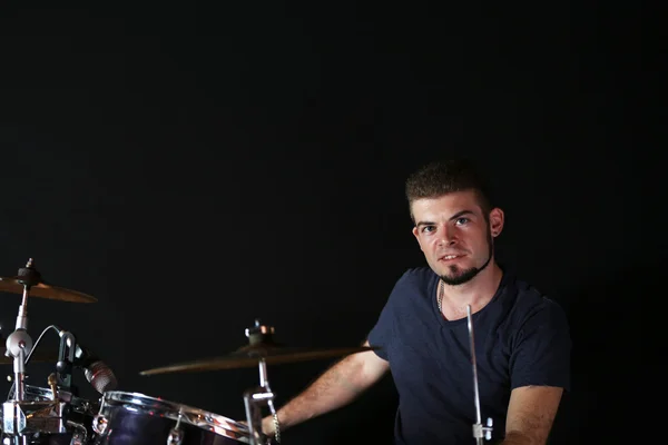 Schlagzeuger spielt Schlagzeug — Stockfoto