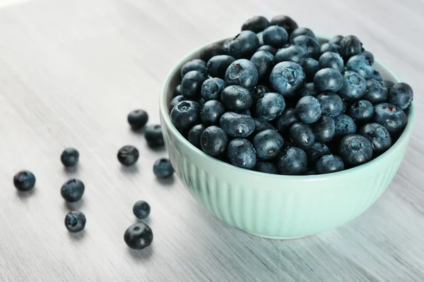 Fresh blueberries in bowl on table close up — Stock Photo, Image