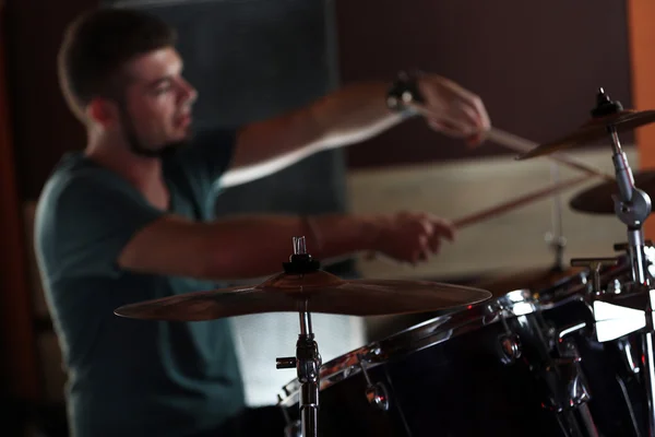 Baterista tocando bateria — Fotografia de Stock