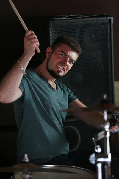 Drummer παίζει τύμπανα — Φωτογραφία Αρχείου