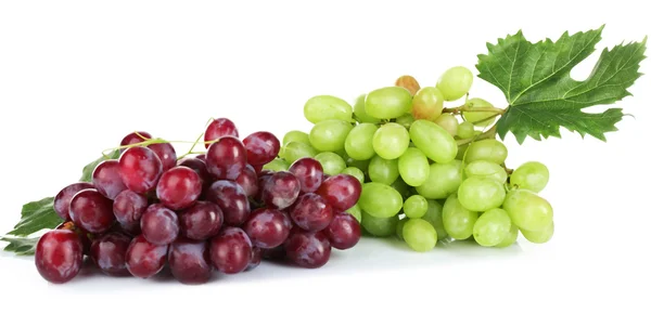 Uva blanca y roja sobre fondo blanco —  Fotos de Stock