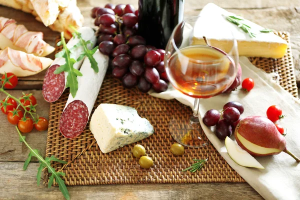 Stilleven met verschillende types van Italiaans eten en wijn — Stockfoto