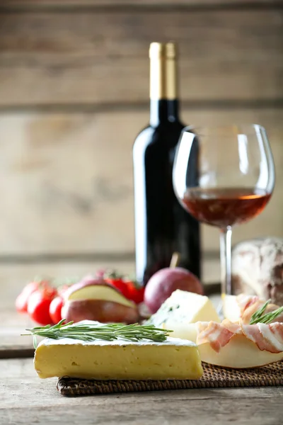 Naturaleza muerta con varios tipos de comida italiana y vino —  Fotos de Stock