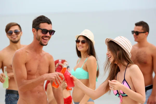 Mooie mensen plezier op strand — Stockfoto