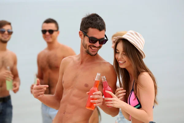Krásní lidé, které baví na pláži — Stock fotografie