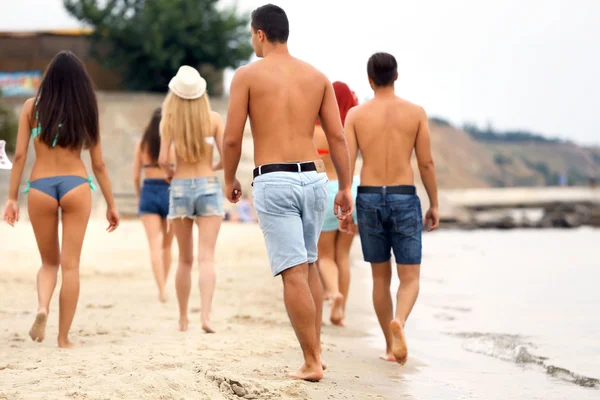 Giovani che si divertono sulla spiaggia — Foto Stock