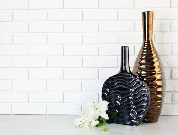 Schöne Vasen an der Ziegelwand — Stockfoto