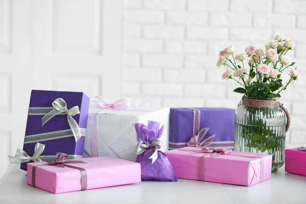 Cajas de regalo y flores —  Fotos de Stock