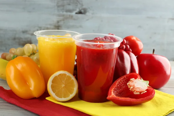 Vers sap mix fruit, gezonde dranken op houten tafel achtergrond — Stockfoto