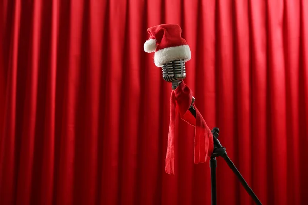 Micrófono vintage con pequeño sombrero de Navidad —  Fotos de Stock