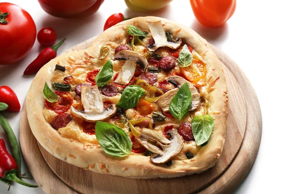 Serce w kształcie pizzy i świeże warzywa zbliżenie — Zdjęcie stockowe