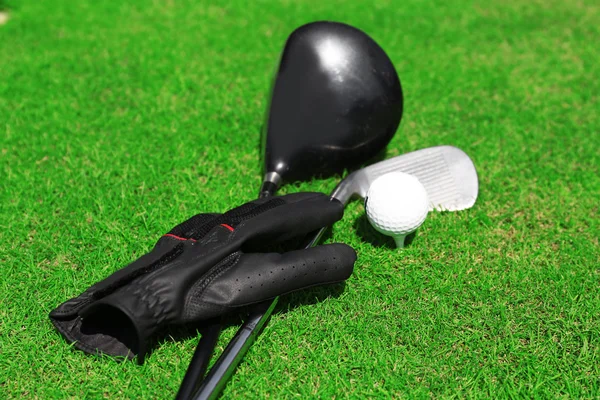 Golfschläger und Ball — Stockfoto