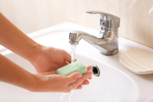 Wassen van handen met zeep — Stockfoto