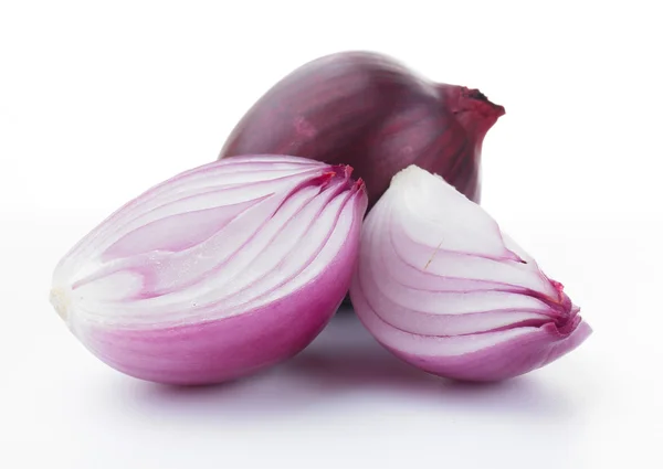 Cebollas en rodajas rojas aisladas en blanco — Foto de Stock