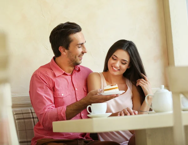 Jeune couple dans le café — Photo