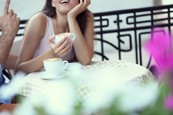 Jeune couple dans un café de rue — Photo