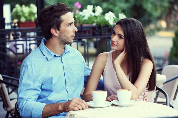 カフェの若いカップル — ストック写真