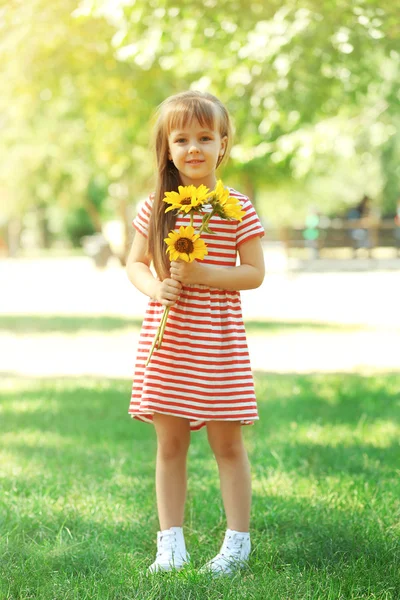 Petite fille avec des tournesols — Photo