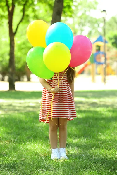 Liten flicka med ballonger — Stockfoto