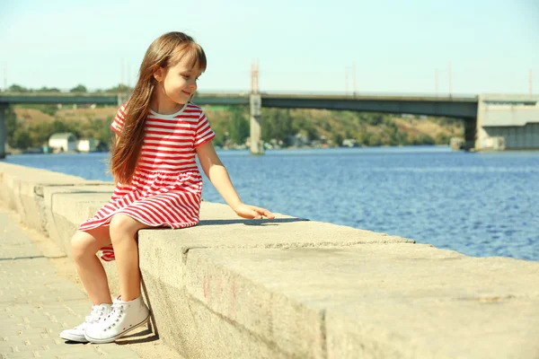 Petite fille au bord de la rivière — Photo