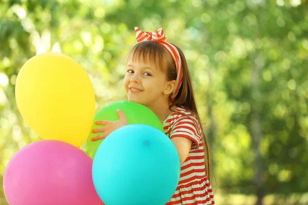 Liten flicka leker i parken — Stockfoto