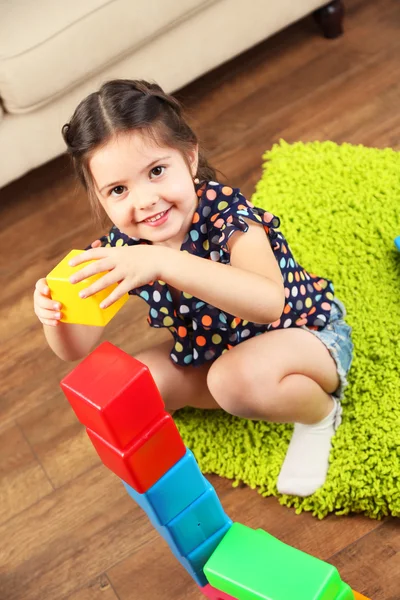 Meisje dat met blokjes speelt — Stockfoto