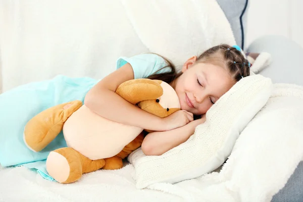 Niña durmiendo en el sofá — Foto de Stock