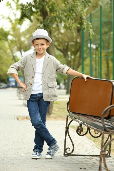 Niño pequeño con maleta —  Fotos de Stock