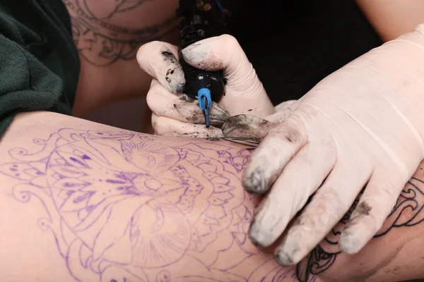 Proces van het maken van tatoeage — Stockfoto