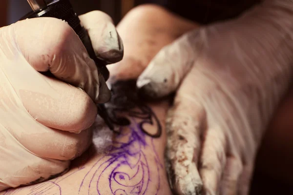 Processo de fazer tatuagem — Fotografia de Stock