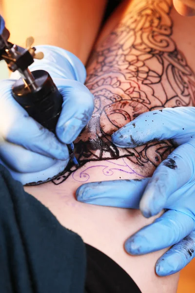 Proces vytváření tetování — Stock fotografie