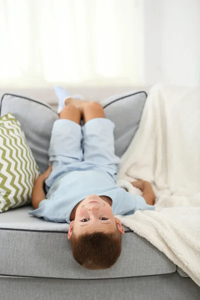 Anak kecil duduk di sofa — Stok Foto