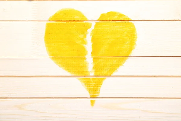 Καρδιά ζωγραφισμένο σε ξύλινα τοίχων — Φωτογραφία Αρχείου