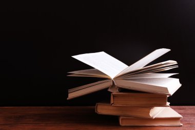 Tahta masadaki eski kitaplar.