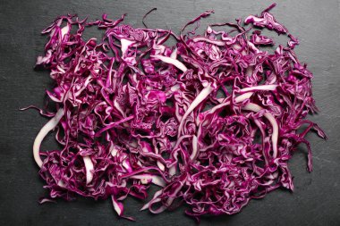 Kırmızı lahana ahşap masanın üstüne kesmek