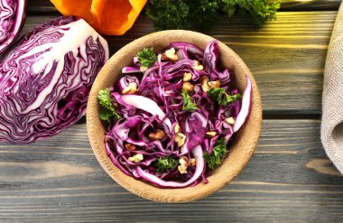 Kırmızı lahana salatası tabak portre görev yaptı.