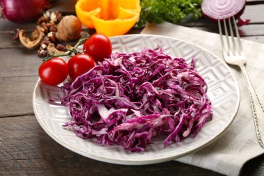Kırmızı lahana salatası tabak portre görev yaptı.