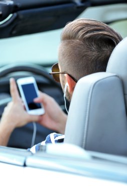 Adam araba kulaklık ile