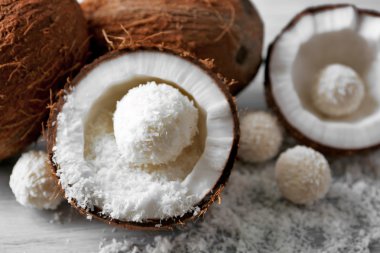 Hindistan cevizi pul ve renk ahşap arka plan üzerinde taze hindistan cevizi şekerler