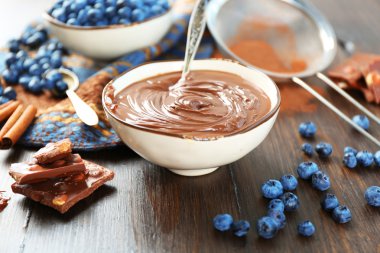 Çikolatalı Krema ve yaban mersini ile güzel kompozisyon