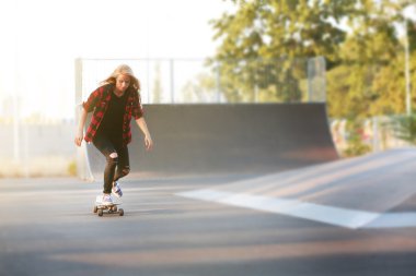 Buz pateni ile genç kadın yönetim kurulu 