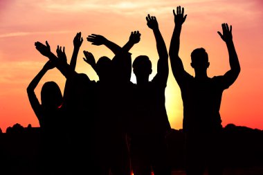 İnsanlar genç nehir üzerinde