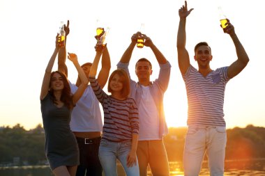 Bira ile genç ve güzel insanlar 