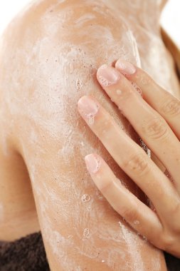 Vücut scrub kullanan kadın 